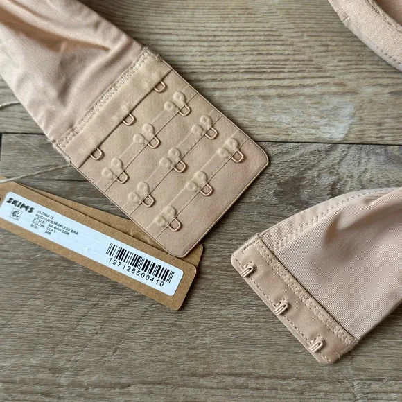 SKIMS Ultimate Push-Up Strapless Bra - Picture 5 of 9